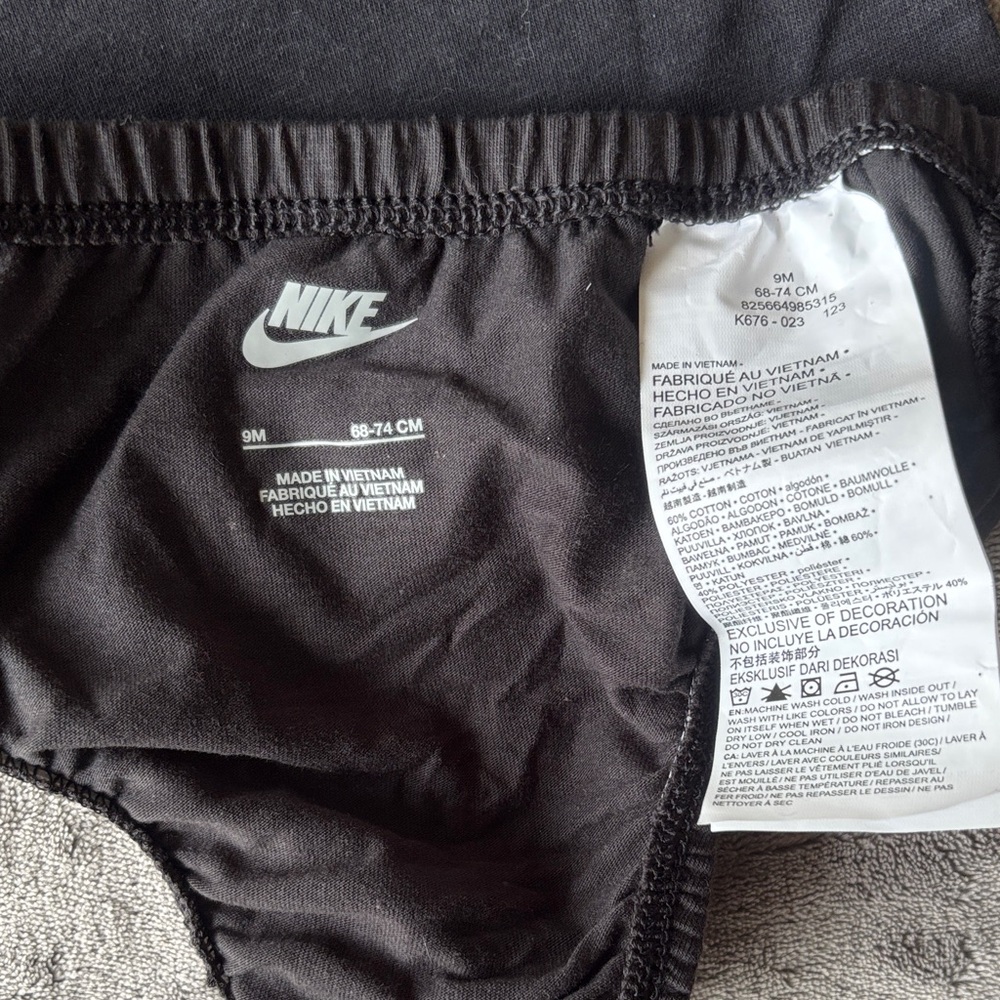 Nike Black T-Shirt and Shorts with White Swoosh - Picture 2 of 2